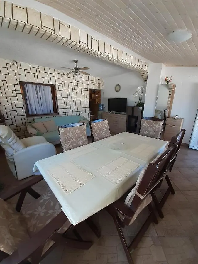 Apartment On The Beach Vir 0*,