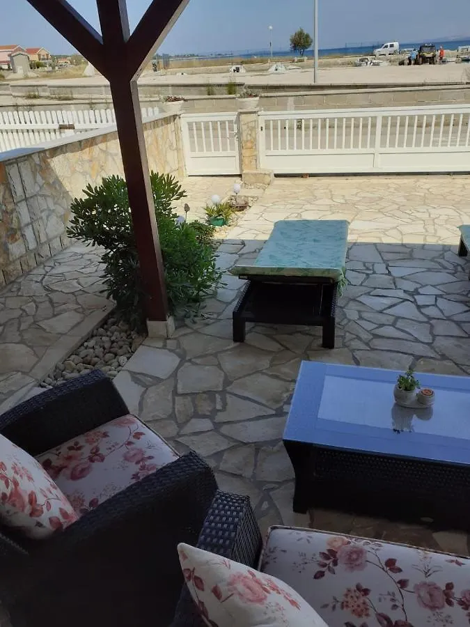 Apartment On The Beach Vir