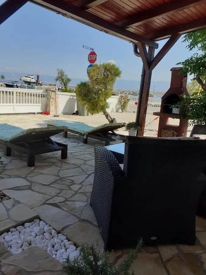 Apartment On The Beach Vir