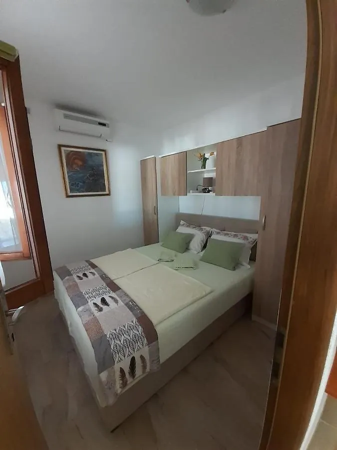 Apartment On The Beach Vir